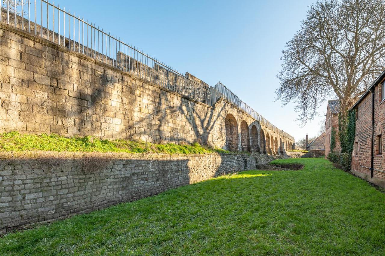 Roman Walls View 요크 외부 사진